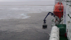 北極海におけるCTD/採水観測 （海洋地球研究船「みらい」2009年航海より）