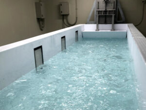 氷縁域再現水槽 (冷凍室内に設置された造波水槽)